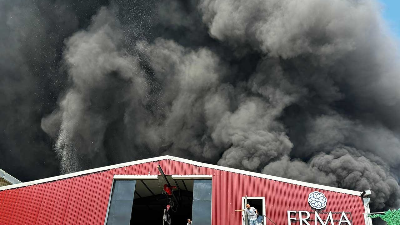 Bursa’da yan yana iki fabrikada yangın: Yerleşim yerlerine yakın