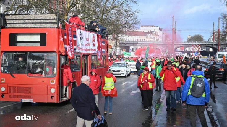 belcikada-on-binlerce-ogretmen-tasarruf-tedbirlerini-protesto-etti-4zWGV5jQ.jpg