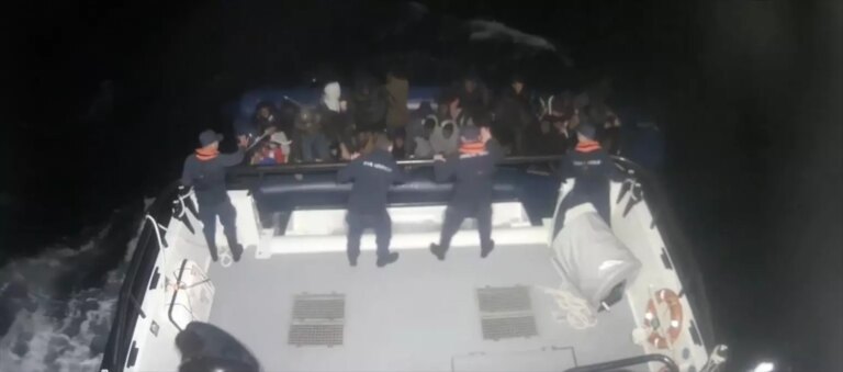 urla-aciklarinda-37-gocmen-kurtarildi-3WyX1OIj.jpg